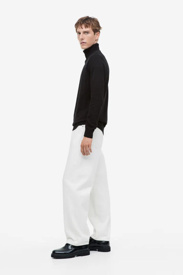 ⁦Slim Fit Fine-knit Turtleneck Sweater⁩ - الصورة ⁦2⁩